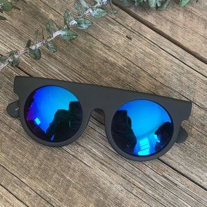 Matte black KOMONO sunglasses 🕶